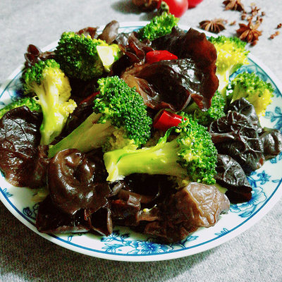 清鲜脆嫩的养生佳品 西兰花炒木耳，领略芸苔属蔬菜的魅力